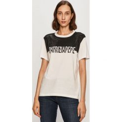 Patrizia Pepe - T-shirt. Białe bluzki damskie Patrizia Pepe, m, z aplikacjami, z bawełny, casualowe, z okrągłym kołnierzem. Za 389,90 zł.