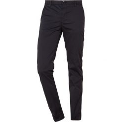 BOSS ATHLEISURE ROGAN Chinosy black. Czarne spodnie męskie marki BOSS Athleisure, m, bez wzorów, z elastanu. Za 539,00 zł.