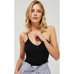 Bawełniany top. Czarne bluzki damskie Moodo, l, bez wzorów, z elastanu, z dekoltem w serek, bez rękawów. Za 19,99 zł.