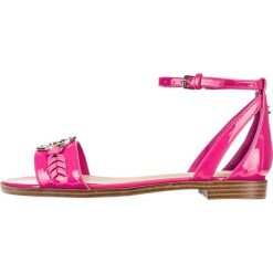 Guess Reaka2 Sandały Różowy. Różowe sandały damskie Guess, w paski, ze skóry, z paskami. Za 490,95 zł.