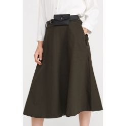 Spódnica z paskiem - Khaki. Spódniczki damskie Reserved. Za 159,99 zł.