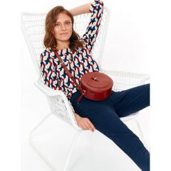 Bluzka damska w modny geometryczny wzór. Brązowe bluzki damskie Top Secret, bez wzorów, eleganckie, bez kołnierzyka, bez rękawów. W wyprzedaży za 49,99 zł.