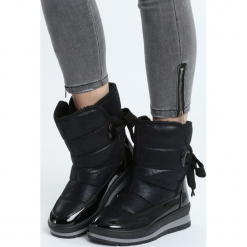 Czarne Śniegowce Dress On. Czarne buty zimowe damskie Born2be, z materiału. Za 99,99 zł.