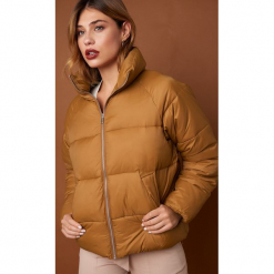NA-KD Trend Krótka kurtka puchowa - Brown. Brązowe bomberki damskie NA-KD Trend, z puchu. Za 364,95 zł.