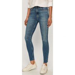 Calvin Klein Jeans - Jeansy CKJ 010. Niebieskie jeansy damskie Calvin Klein Jeans, z podwyższonym stanem. Za 449,90 zł.