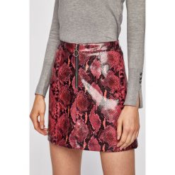 Guess Jeans - Spódnica. Pomarańczowe spódniczki damskie Guess Jeans, na co dzień, s, z aplikacjami, z elastanu, casualowe, z podwyższonym stanem, mini, proste. W wyprzedaży za 269,90 zł.