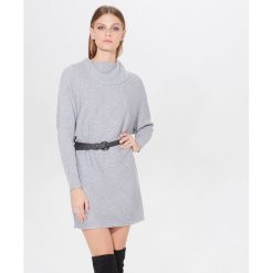 Swetrowa sukienka z domieszką wełny - Jasny szary. Szare sukienki damskie Mohito, s, bez wzorów, z wełny, bez kołnierzyka, bez rękawów. W wyprzedaży za 59,99 zł.
