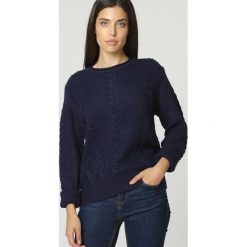 Sweter w kolorze granatowym. Niebieskie swetry klasyczne damskie marki William de Faye, z kaszmiru, z okrągłym kołnierzem. W wyprzedaży za 136,95 zł.
