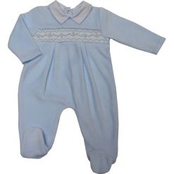 Śpioszki "Star" w kolorze błękitnym. Niebieskie śpiochy niemowlęce Just Too Cute, z haftami, retro. W wyprzedaży za 42,95 zł.