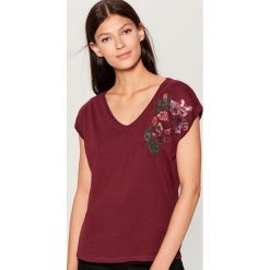 Koszulka z kwiatowym haftem - Bordowy. Czerwone t-shirty damskie marki Mohito, s, z haftami. W wyprzedaży za 14,99 zł.