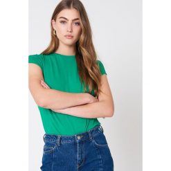 NA-KD Basic T-shirt z surowym wykończeniem - Green. Zielone t-shirty damskie marki NA-KD Basic, bez wzorów, z bawełny, z okrągłym kołnierzem. W wyprzedaży za 21,18 zł.