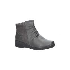 Botki Casu Szare botki na koturnie 57801R-5. Szare koturny damskie Casu, bez obcasa, na koturnie, bez zapięcia. Za 59,99 zł.