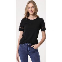 Czarna Bluzka Stereotypical. Czarne bluzki damskie Born2be, xl, bez wzorów, z okrągłym kołnierzem, z krótkim rękawem. Za 34,99 zł.