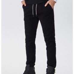 Spodnie jogger z kieszenią - Czarny. Czarne spodnie męskie House, s, bez wzorów. Za 129,99 zł.