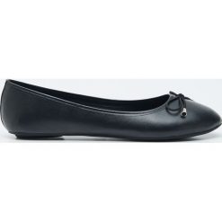 Baleriny - Czarny. Czarne baleriny damskie Sinsay, bez wzorów, bez obcasa. Za 15,99 zł.