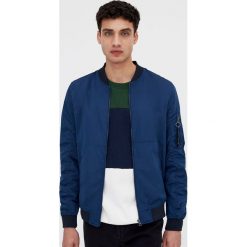 Kurtka bomber w różnych kolorach. Brązowe kurtki męskie Pull&Bear, m, bez wzorów, bez kaptura. Za 89,90 zł.