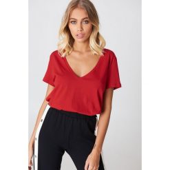 NA-KD Basic T-shirt z dekoltem V - Red. Czerwone t-shirty damskie marki NA-KD Basic, bez wzorów, z bawełny, bez kołnierzyka. Za 52,95 zł.