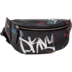 Saszetka nerka DKNY - Tilly Belt Bag Stree R93IN548 Blk Mlt/White KFI. Czarne nerki damskie DKNY, bez wzorów, ze skóry ekologicznej, młodzieżowe, bez dodatków. Za 639,00 zł.