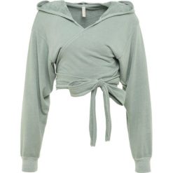 Free People HANG LOOSE WRAP Bluza rozpinana green. Zielone bluzy sportowe damskie marki Free People, l, z bawełny. Za 349,00 zł.