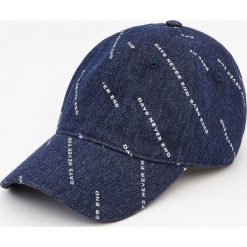 Jeansowa czapka z białym nadrukiem. Białe czapki z daszkiem męskie marki Pull & Bear, z nadrukiem, z jeansu. Za 15,90 zł.