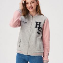 Bluza bejsbolówka z aplikacją - Jasny szary. Szare bluzy damskie Sinsay, s, z aplikacjami, bez rękawów, bez kaptura. W wyprzedaży za 49,99 zł.