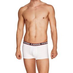 Bokserki w kolorze białym. Białe bokserki męskie Pierre Cardin, z nadrukiem. W wyprzedaży za 34,95 zł.