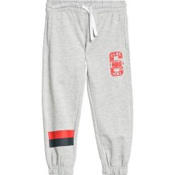 Blukids - Spodnie dziecięce 98-128 cm. Szare spodnie chłopięce marki Blukids, z nadrukiem, z bawełny. W wyprzedaży za 39,90 zł.