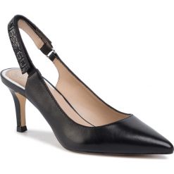 Sandały Guess Deaga FL5DEG LEA05. Czarne klapki damskie Guess, z aplikacjami, bez obcasa. W wyprzedaży za 319,00 zł.