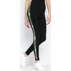 Zielone Legginsy Gold Gym. Czerwone legginsy sportowe damskie marki Born2be, l. Za 9,99 zł.