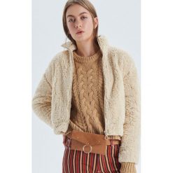Rozpinana bluza ze sztucznego baranka - Kremowy. Białe bluzy damskie marki Cropp, s, bez wzorów, bez rękawów, bez kaptura. Za 119,99 zł.