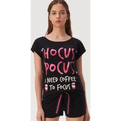 Piżama z napisem Hocus pocus - Czarny. Czarne piżamy damskie Sinsay, s, z napisami, bez rękawów. Za 39,99 zł.