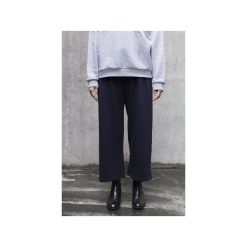 BINA PANTS IN NAVY. Niebieskie spodnie damskie marki The Hive, s, z bawełny. Za 199,00 zł.