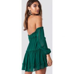 Iva Nikolina x NA-KD Sukienka z wiązaniem na karku - Green. Zielone sukienki mini marki Iva Nikolina x NA-KD, z poliesteru, z falbankami. Za 202,95 zł.