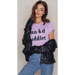 NA-KD Trend Top NA-KD Addict - Purple. Fioletowe topy damskie marki NA-KD Trend, z nadrukiem, z bawełny, z okrągłym kołnierzem. W wyprzedaży za 24,28 zł.
