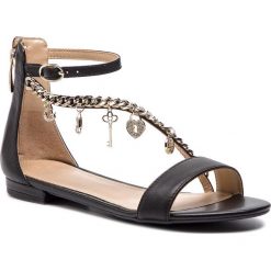 Sandały GUESS - Radhika FL6RAD LEA03 BLACK. Czarne klapki damskie Guess, z aplikacjami, ze skóry, bez obcasa, na obcasie. Za 579,00 zł.