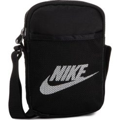 Saszetka NIKE - BA5871 010 Czarny. Czarne torby męskie skórzane Nike, bez wzorów, z materiału, młodzieżowe. Za 79,00 zł.