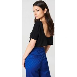NA-KD Basic Krótki T-shirt z odkrytymi plecami - Black. Czarne t-shirty damskie marki NA-KD Basic, bez wzorów, z bawełny, z okrągłym kołnierzem. W wyprzedaży za 20,47 zł.