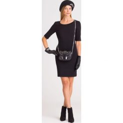 CZARNA SUKIENKA MY TWIN TWINSET Z DEKOLTEM NA PLECACH. Czarne sukienki damskie Twinset, na imprezę, xs, z aplikacjami, z koronki, z dekoltem na plecach, z krótkim rękawem, krótkie, mini, dopasowane. Za 399,50 zł.