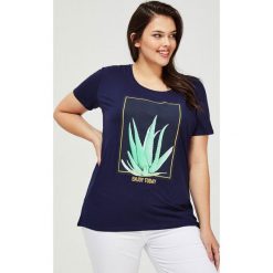 T-shirt z nadrukiem. Różowe bluzki damskie Moodo, z nadrukiem, z bawełny, klasyczne, z okrągłym kołnierzem, z krótkim rękawem. Za 19,99 zł.
