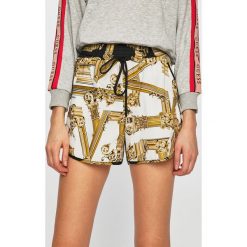 Versace Jeans - Szorty. Białe szorty damskie Versace Jeans, s, bez wzorów, z bawełny, casualowe. W wyprzedaży za 449,90 zł.