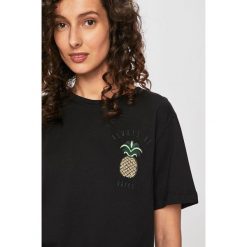 Answear - Top. Czarne bluzki damskie ANSWEAR, s, z aplikacjami, z bawełny, z okrągłym kołnierzem. W wyprzedaży za 29,90 zł.