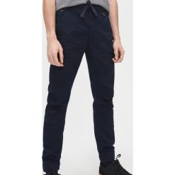 Jeansowe joggery slim - Niebieski. Niebieskie spodnie męskie Cropp, m, z jeansu. Za 129,99 zł.