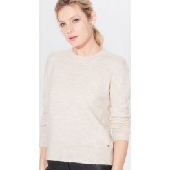 Sweter z poliestrem z recyklingu Mohito Cares - Beżowy. Brązowe swetry damskie Mohito, s. W wyprzedaży za 59,99 zł.