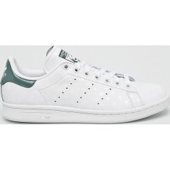 Adidas Originals - Buty Stan Smith. Białe buty sportowe damskie adidas Originals, bez wzorów, ze skóry, sportowe. W wyprzedaży za 299,90 zł.