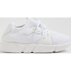 Sportowe buty - Biały. Białe buty sportowe damskie Sinsay, bez wzorów, sportowe. Za 59,99 zł.
