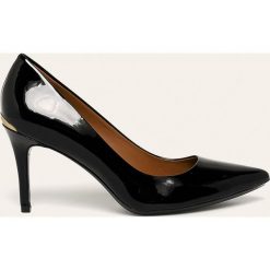 Calvin Klein - Szpilki skórzane. Czarne szpilki Calvin Klein, bez wzorów, ze skóry, bez obcasa, na obcasie, bez zapięcia. Za 519,90 zł.