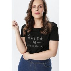 Czarny T-shirt Melara. Czarne bluzki damskie Born2be, na co dzień, xl, z napisami, z okrągłym kołnierzem, z krótkim rękawem. Za 59,99 zł.