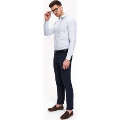 Koszula z kwiatowym wzorem o kroju slim. Białe koszule męskie na lato, m, z tkaniny, eleganckie. W wyprzedaży za 29,99 zł.