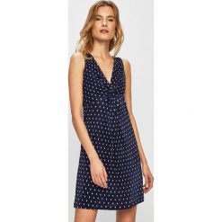 Guess Jeans - Sukienka. Niebieskie sukienki damskie Guess Jeans, na co dzień, s, z aplikacjami, z poliesteru, casualowe, bez kołnierzyka, bez rękawów, proste. W wyprzedaży za 299,90 zł.