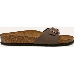 Birkenstock - Klapki. Pomarańczowe klapki damskie Birkenstock, bez wzorów, ze skóry, bez obcasa. W wyprzedaży za 219,90 zł.